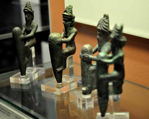 1920px-Four_statuettes_of_Mesopotamian_gods