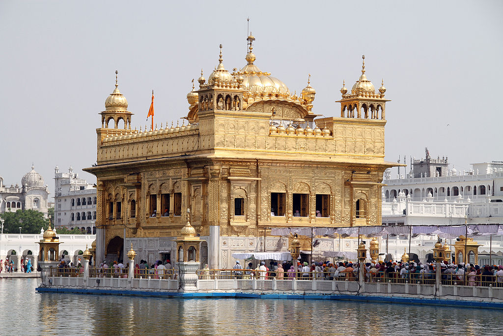  Harmandir Sahib, de asemenea cunoscut sub numele informal de Templul de Aur este clădifirea cea mai sacră a Sikhiilor. Autor Oleg Yunakov. Sursa Wikipedia.