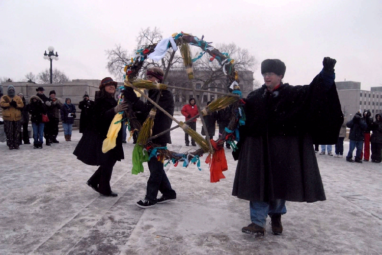 Wiccani din Minnesota cu simbolul pentagramei. Autor Ycco. Sursa Wikipedia.