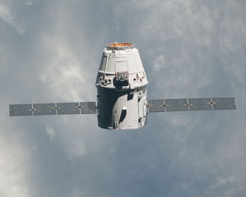 iss-31_spacex_dragon_commercial_cargo_craft_approaches_the_iss_-_crop