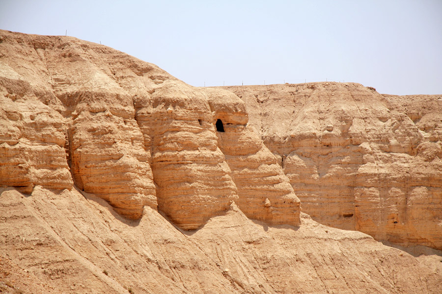 Peşterile de la Qumrân. Foto de Tamarah, sursa Wikipedia.