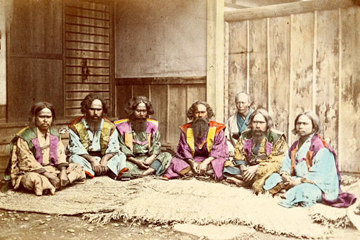 Barbati din populatia ainu, foto Felice Beato, sursa Wikipedia.