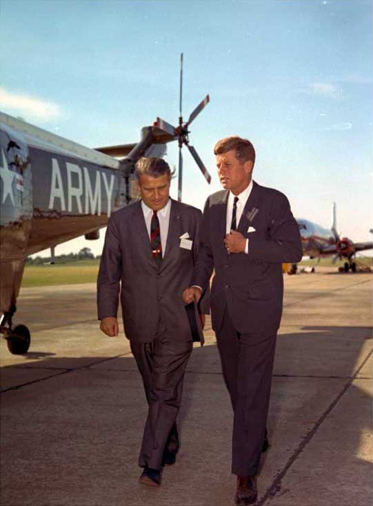 Kennedy cu Von Braun. Sursă The Dr. Wernher von Braun Photograph Collection, NASA, Wikipedia.