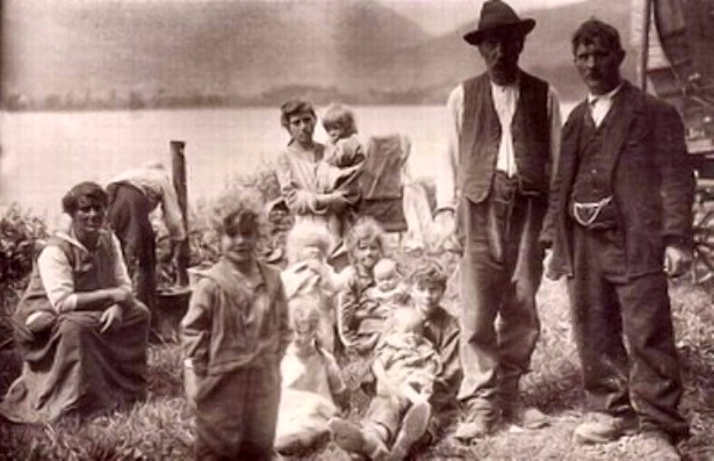 Familie de țigani din Elveția (1928), sursă Wikipedia.