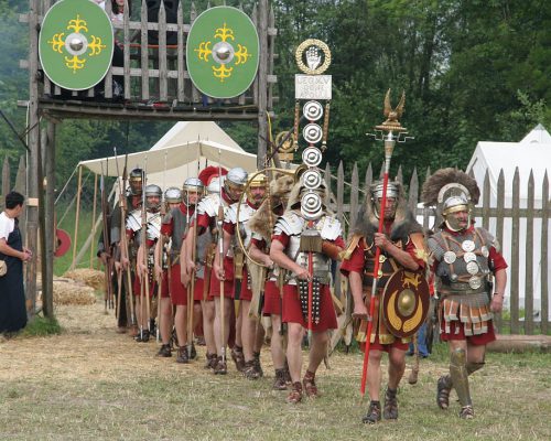 Roman_soldiers_with_aquilifer_signifer_centurio_70_aC