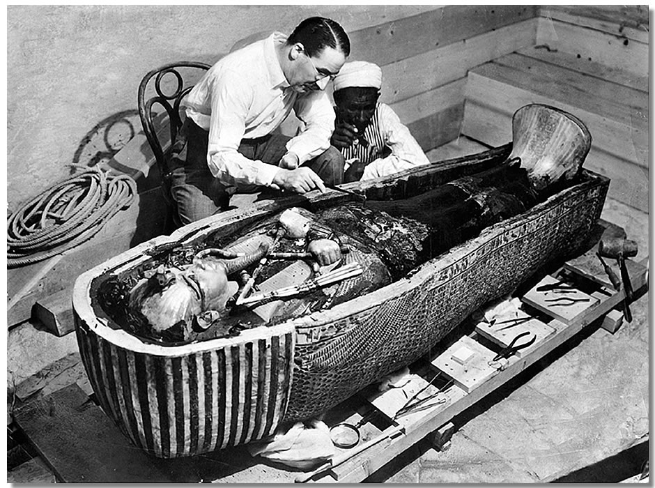 Howard Carter analizând mumia faraonului egiptean Tutankhamon lângă Luxor, Egipt, în 1922. Sursă The New York Times, Wikipedia.