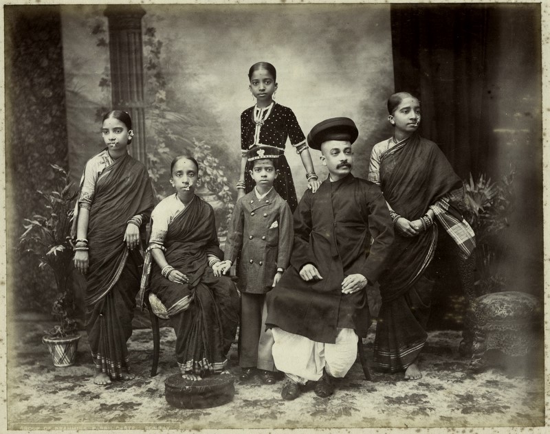 O familie de brahmani din Bombay, fotografiată probabil de Taurines, noiembrie 1880, sursă Wikipedia.